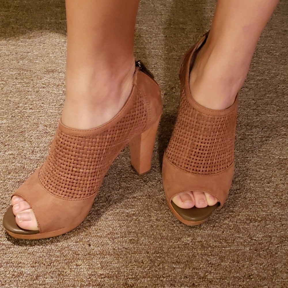Cute and comfy camel banana republic heels